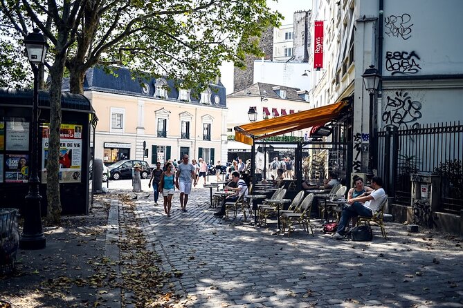 Paris Chocolate, Macaron & Pastry Food Tour: 10 Gourmet Tastings - The guide is a major part of the experience