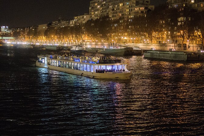 Paris Gourmet Dinner Seine River Cruise with Singer and DJ Set - Who will get the most from this cruise