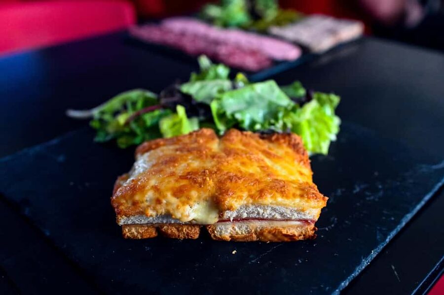 Paris: Le Marais District Food Tour with 10+ Tastings & Wine - How much food do you really get?