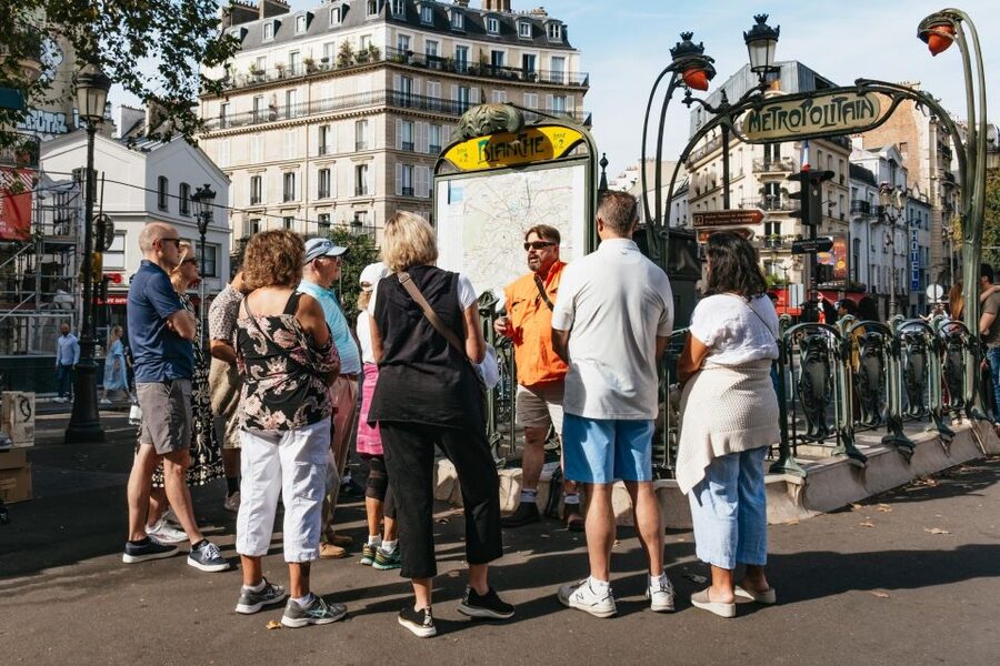 Paris: Montmartre Food and Wine Guided Tour - Seafood, oysters, and wine at a local institution