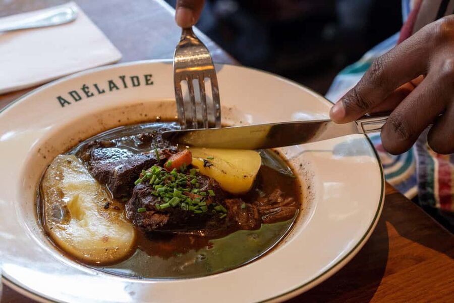 Paris: Montmartre Food Tour with Full Meal - Place du Tertre, artists and classic French bites
