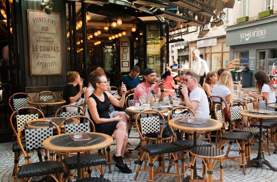 Paris: Montmartre Food Tour with Full Meal - Crêpes, macarons, and the sweet finish