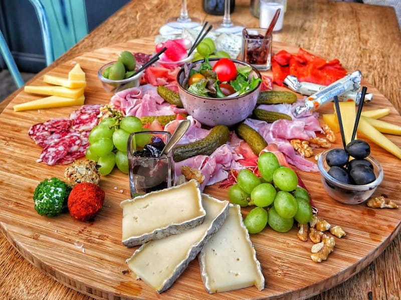 Paris: Montmartre/Pigalle Foodie Tour with Tastings - How much food should you expect?