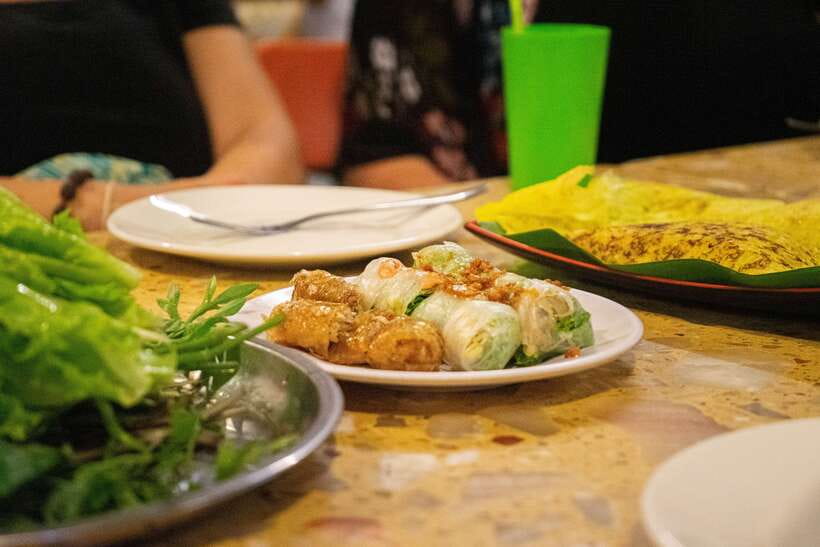 Phnom Penh: Evening Food Tour with Drinks & Tuk Tuk Included - Phnom Penh Night Market and the pleasure of browsing
