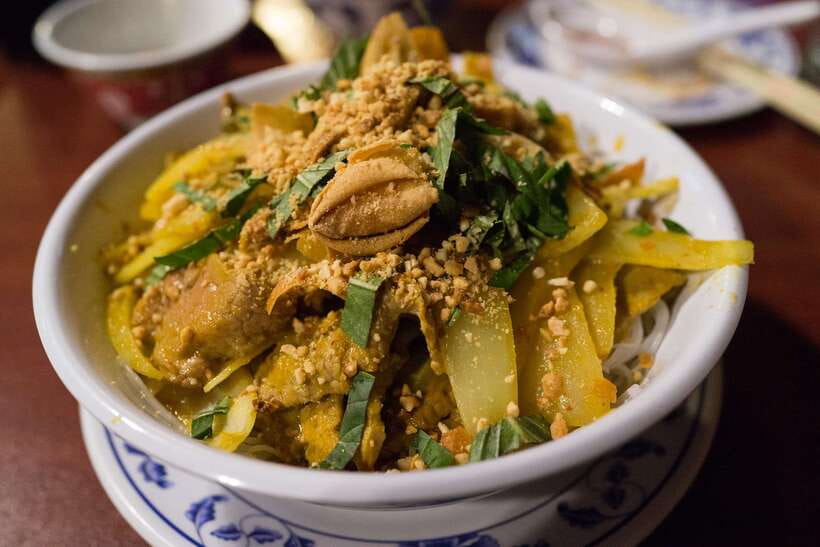 Phnom Penh: Evening Food Tour with Drinks & Tuk Tuk Included - Independence Monument and the Royal Palace area