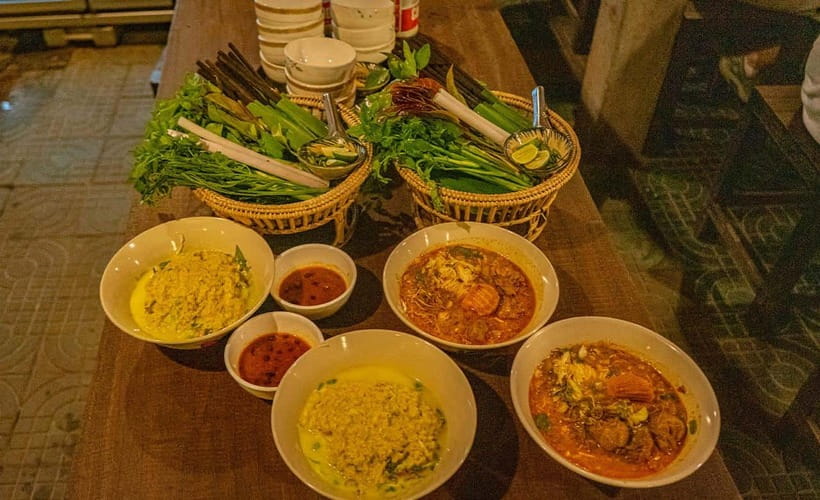 Phnom Penh: Night Foodie Tour by Tuk Tuk with Drinks - Why a tuk-tuk makes sense after dark