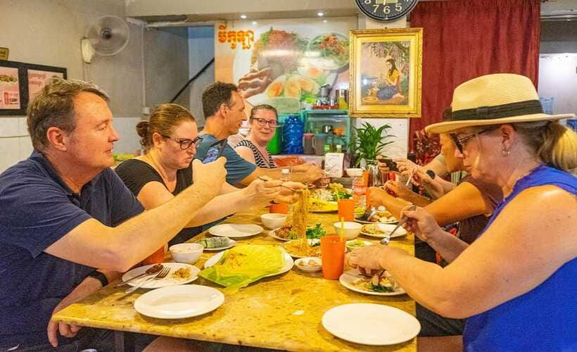 Phnom Penh: Night Foodie Tour by Tuk Tuk with Drinks - Royal Palace and Independence Monument in the route