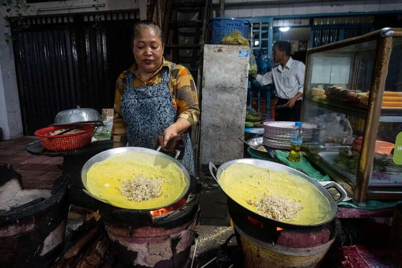 Phnom Penh: Night Foodie Tour by Tuk Tuk with Drinks - Who should book this food tour?