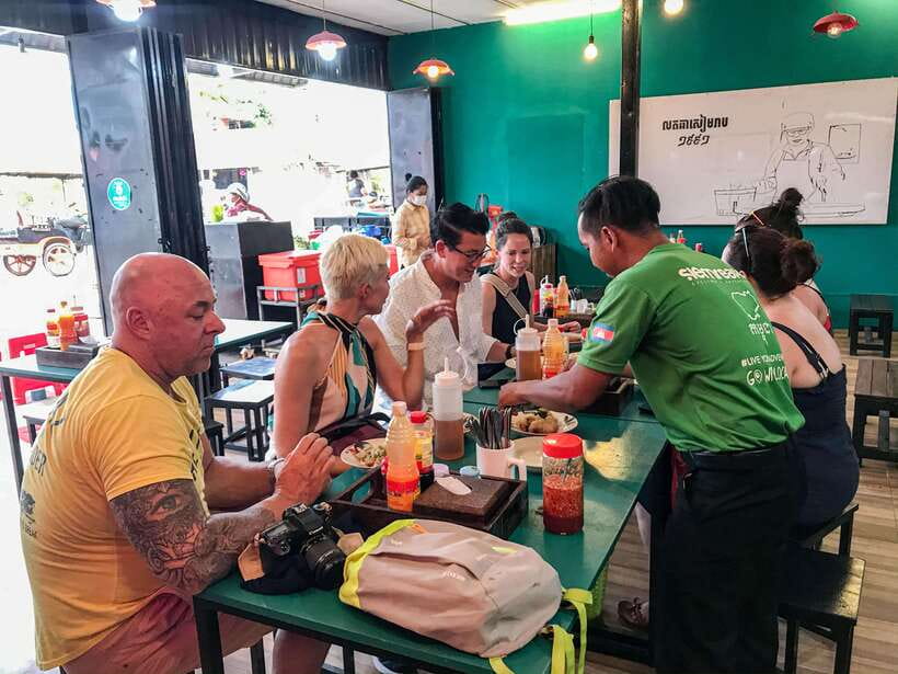 Phnom Penh: Street Art & Food Tour by Tuk-Tuk - Banh Chaev, noodles, and lunch near Wat Botum Park