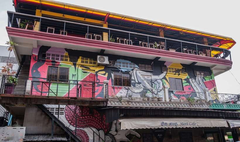 Phnom Penh: Street Art & Food Tour by Tuk-Tuk - Tuk-tuk travel and the value of the $35 price