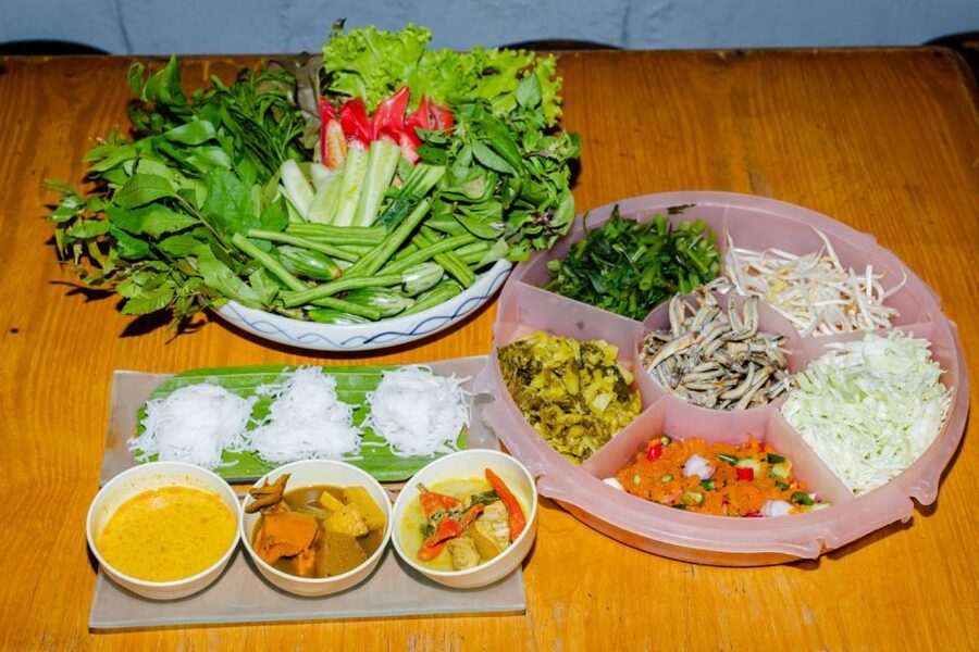 Phuket: Baba Tastes Food Tour with 15+ Tastings - Guides, group size, and the human side of the evening