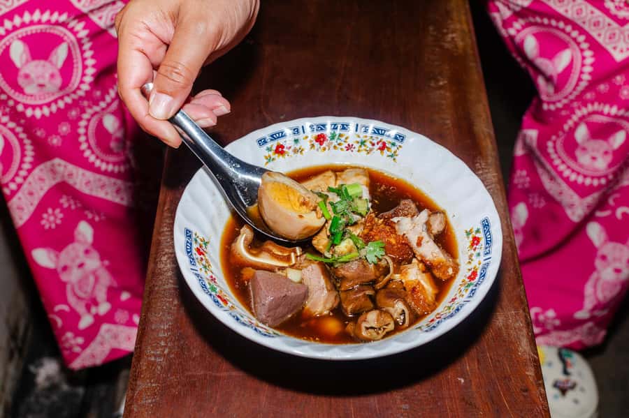 Phuket: Southern Flavours Food Tour with 15+ Tastings - Roti, massaman curry, and the first Southern flavors