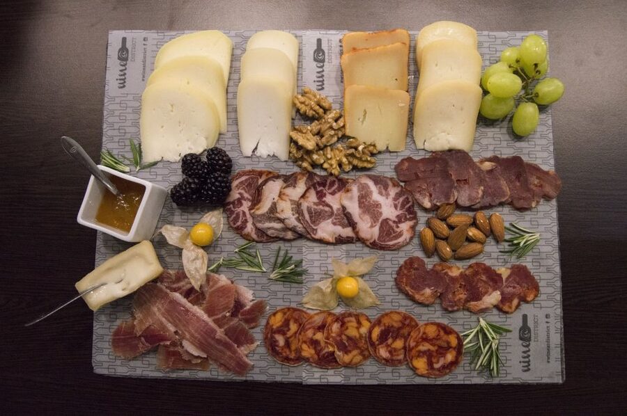 Porto: Private Walking Food Tour with Tastings - What the guide can add to the experience