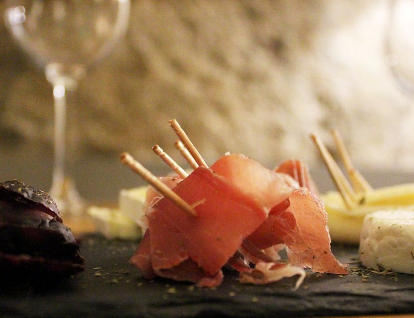 Porto: Wine Tasting with Tapas Walking Tour - Portuguese tapas with the final pours