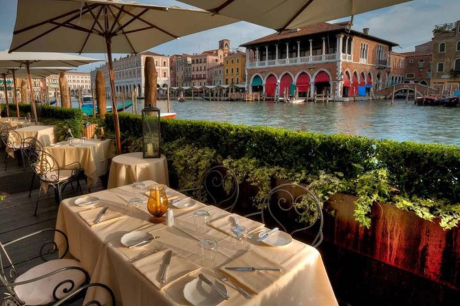 Rialto Market Food and Wine Lunchtime Tour of Venice - Crossing the Rialto Bridge