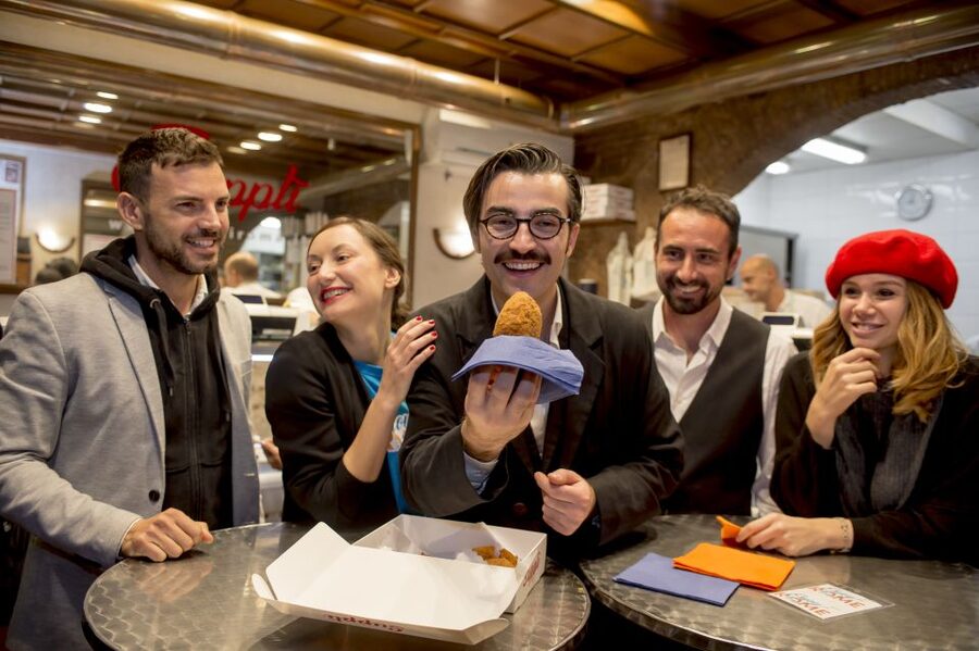 Rome: Food Tour and Wine Tasting in a Traditional Trattoria - The guides shape the evening