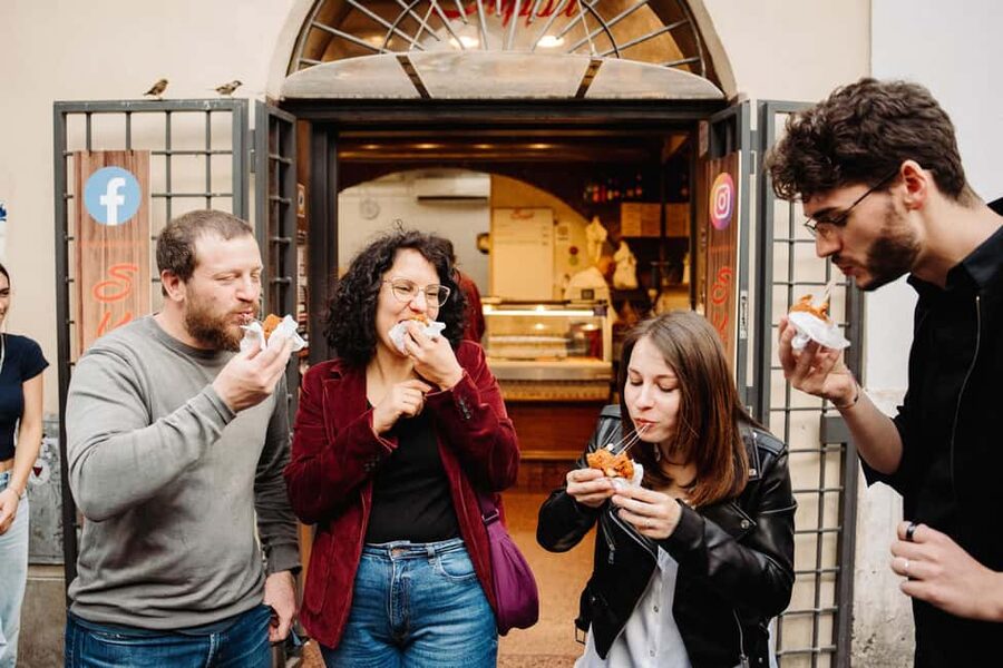 Rome Food Tour: Trastevere Aperitivo, Wine & Pasta Dinner - The pasta dinner at Checco Er Carettiere