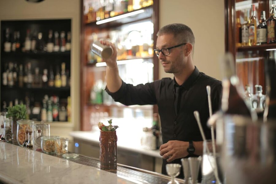 Rome: Guided Food Tasting Tour in Trastevere - What the guide adds to the food