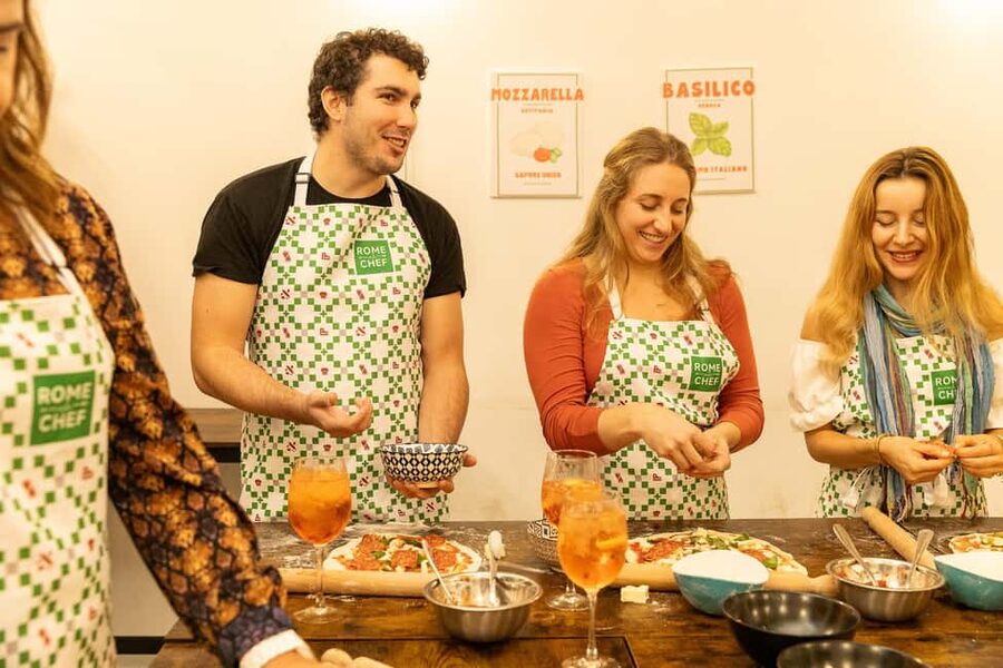 Rome: Pizza Making Cooking Class With Spritz Cocktails - Why the Colosseum location helps