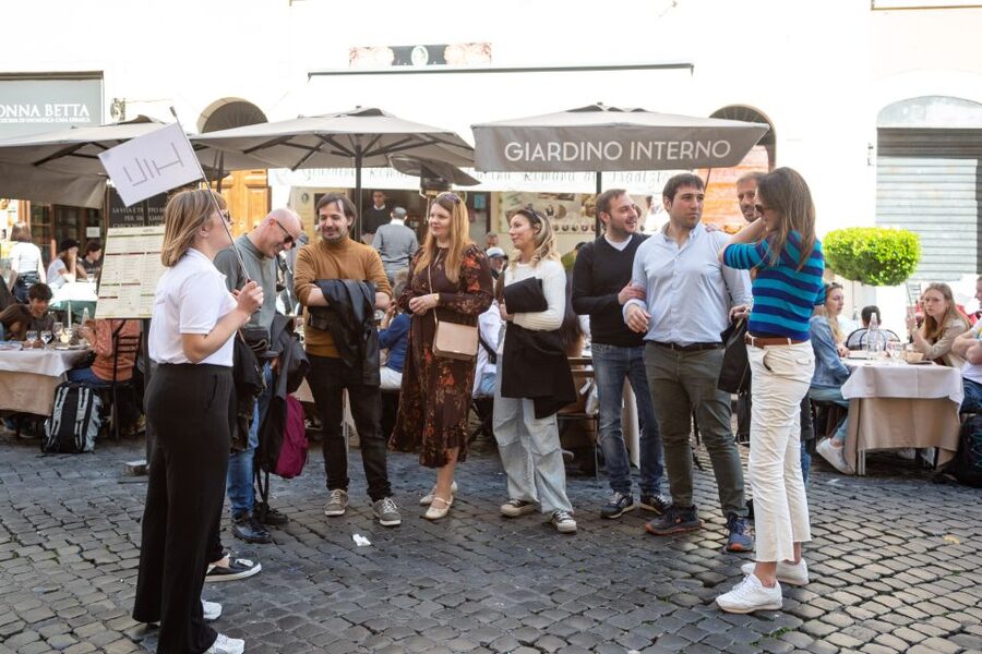 Rome: Trastevere & Campo de Fiori Street Food Walking Tour - Piazza Farnese and the walk toward Ponte Sisto