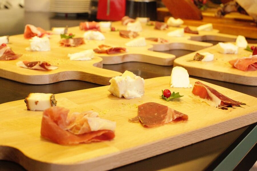 Rome: Trastevere Guided Food and Wine Tour with 20+ Tastings - Ending with artisanal gelato and a useful tasting lesson