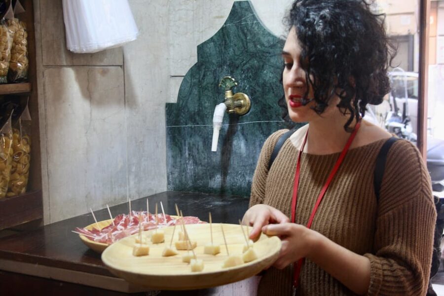 Rome: Trastevere Quarter Street Food Tour with Sightseeing - Starting on Tiber Island