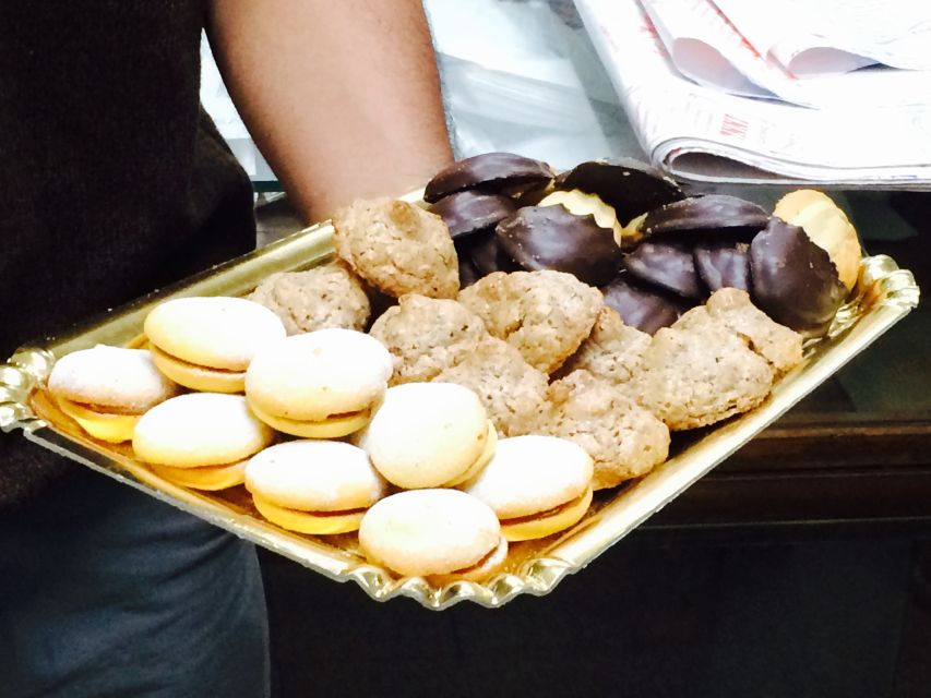 Rome: Twilight Trastevere Food Tour with Wine Tasting - The first food stops: Roman habits on a plate