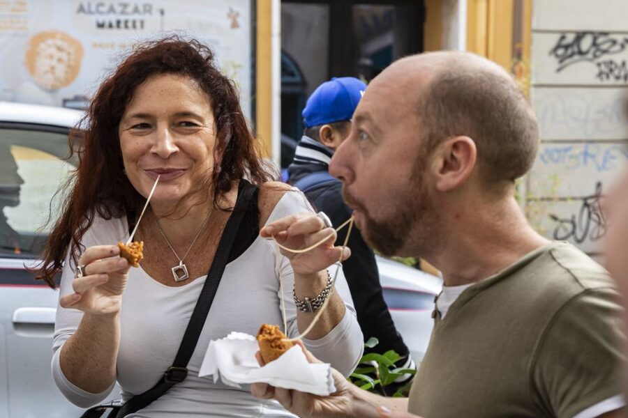 Rome: Twilight Trastevere Food Tour with Wine Tasting - Gelato and how to spot the fake stuff