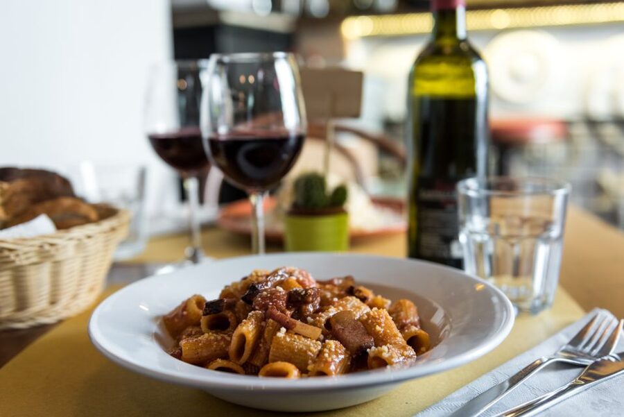 Rome: Twilight Trastevere Food Tour with Wine Tasting - Meeting at Tiber Island