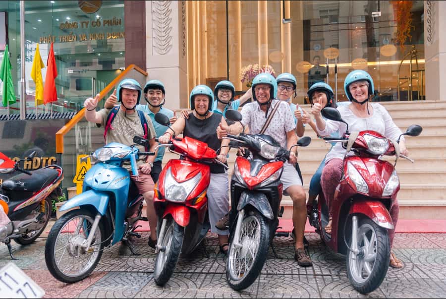 Saigon: Best Price Authentic Food Tour with Female Rider - The first bowl: Bun Bo Hue in District 3
