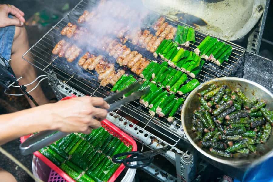 Saigon: Michelin Guide Food Tour with Ao Dai Female Riders - Stop four: snails, seafood, and Saigon beer at Ốc Oanh