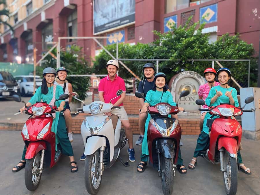 Saigon: Street Food Tasting & Sightseeing Tour by Motorbike - The first bowl: bun bo Hue in District 3
