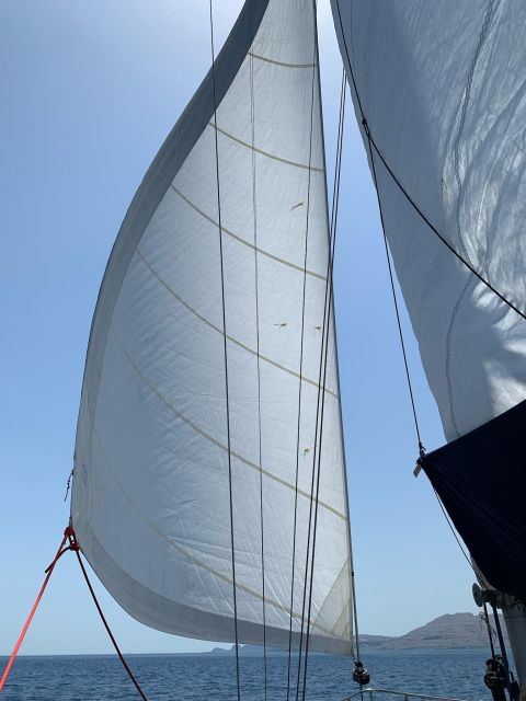 Sailing tour around Lindos with food and drinks - How crowded and comfortable is the yacht?