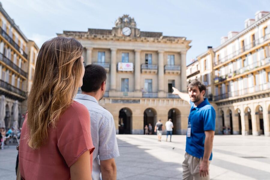 San Sebastian Food Tour: Pintxo Tasting Paired with Wines - Walking through the Parte Vieja