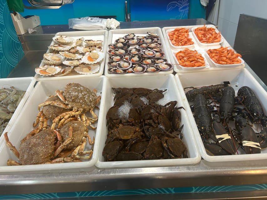 Santiago: Guided Foodie Tour with Drinks, Tapas & Live Music - A guide who connects food with Santiago