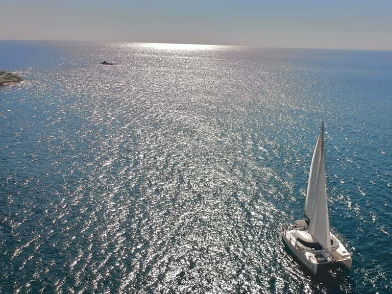 Santorini: Catamaran Cruise with Food and Drinks - Food, music, and the crew