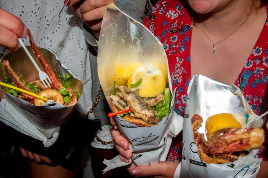 Santorini: Sunset Walking Tour with Local Food and Drinks - What makes this Santorini food walk different