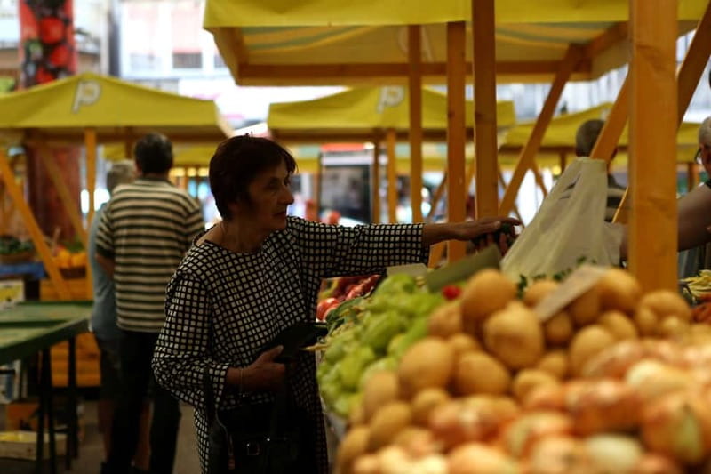 Sarajevo: Sarajevo City Market, Old Town Food Tasting Tour - Markale Open Market and the taste of local produce