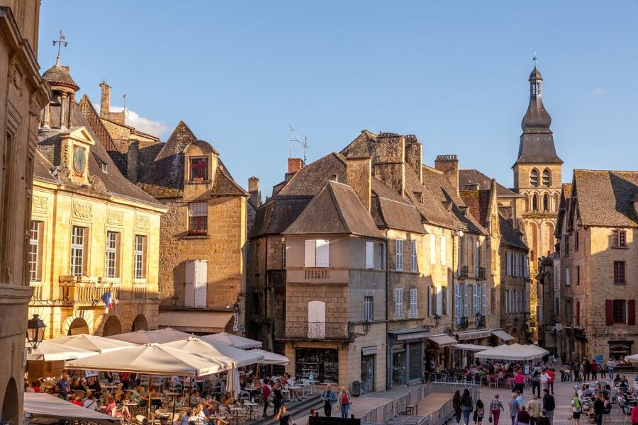 Sarlat Gourmet Tour & Market Visit with Tastings - Walking past Sarlat’s main landmarks