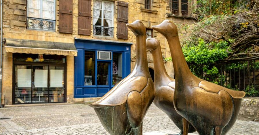 Sarlat Gourmet Tour & Market Visit with Tastings - Three stops, three different looks at local food