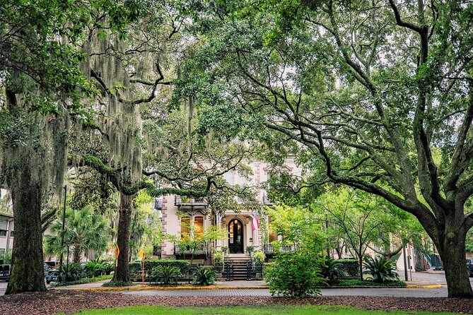 Savannah First Squares Culinary & Cultural Walking Food Tour - Savannah in Six Bites and Several Good Stories