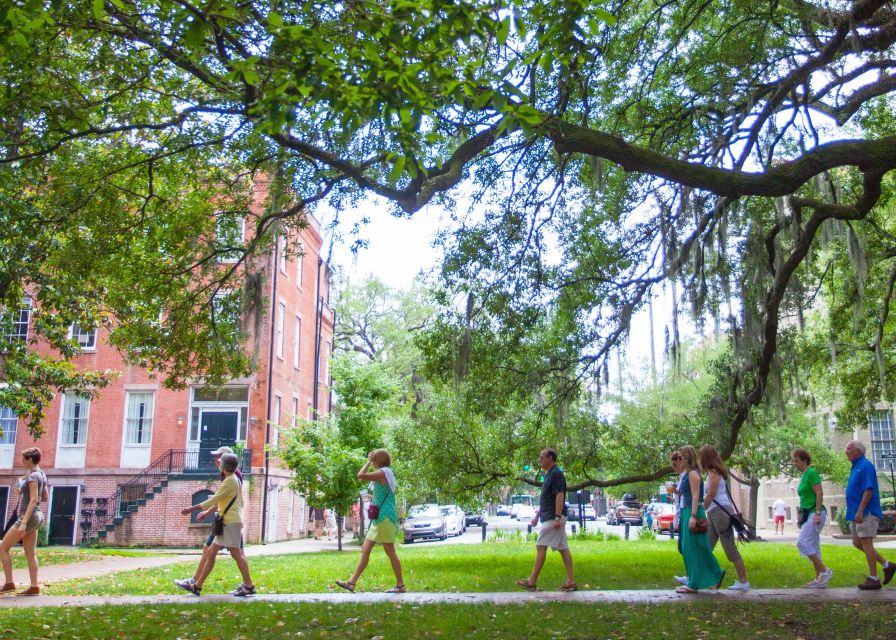 Savannah: Historic District Foodie Walking Tour - Architecture and stories between bites
