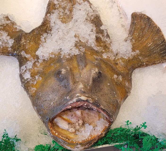 Seattle: Pike Place Market Seafood Tasting Tour - Smoked scallops and the original fish vendor