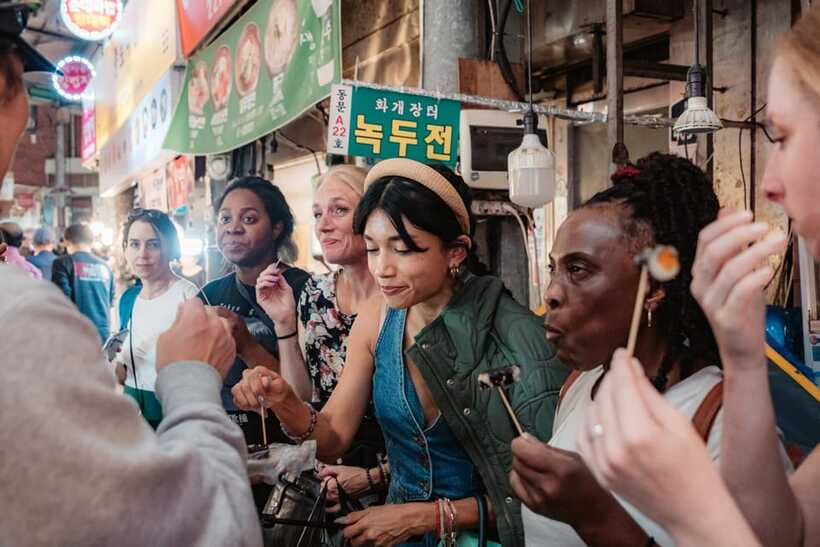 Seoul: Night Market Food Tour with Local Guide - Guides who make the difference