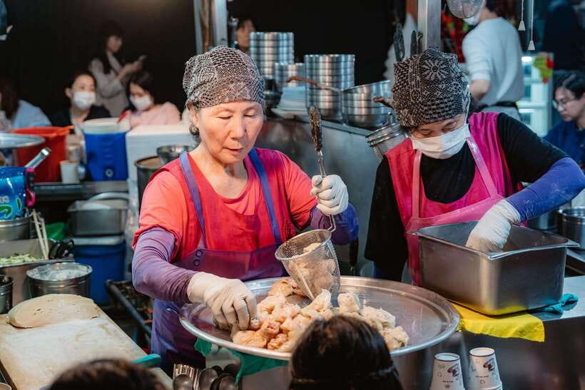 Seoul: Night Market Food Tour with Local Guide - Drinking games and the social side