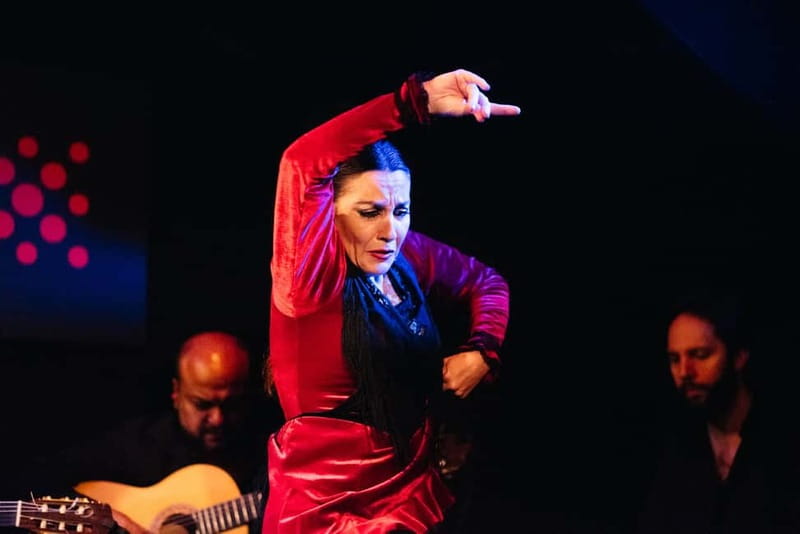 Seville: Tapas Walking Tour with Traditional Flamenco Show - Watching flamenco at La Casa del Flamenco
