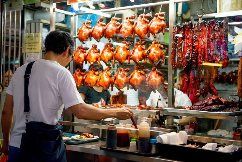 Singapore: Foodie Experience Guided Tour with 5 Tastings - Choosing between carrot cake and char kway teow