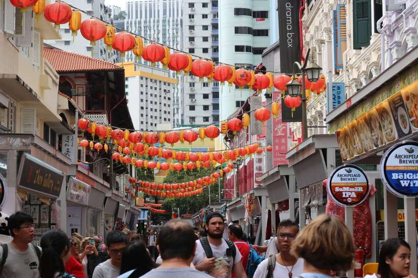 Singapore: Foodie Experience Guided Tour with 5 Tastings - Pace, weather, and practical limits