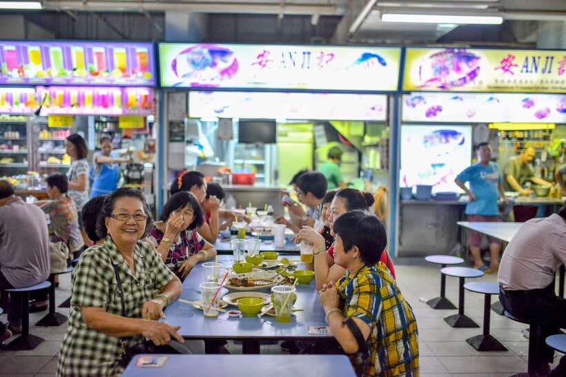 Singapore: Foodie Experience Guided Tour with 5 Tastings - Bakkwa, fruit, and the first taste of Chinatown