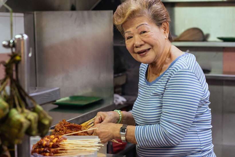 Singapore: Private Food Tour – 10 Tastings with Locals - A food tour that also explains Singapore